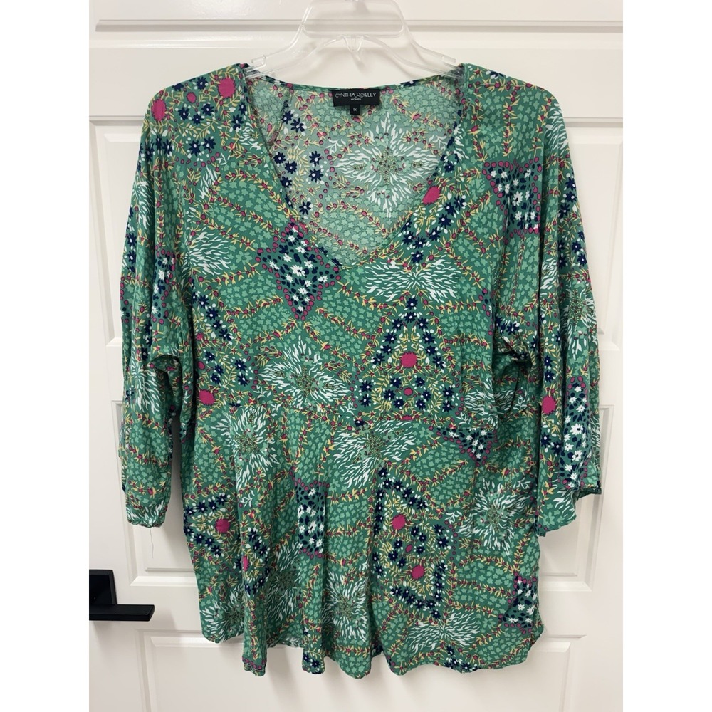 Cynthia Rowley Women 1X Green Floral Rayon Hi Lo Flowy V-Neck Blouse Top